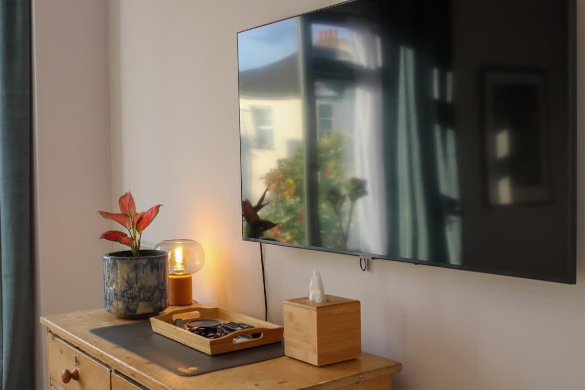 Modern Double Bedroom In 1 Londen