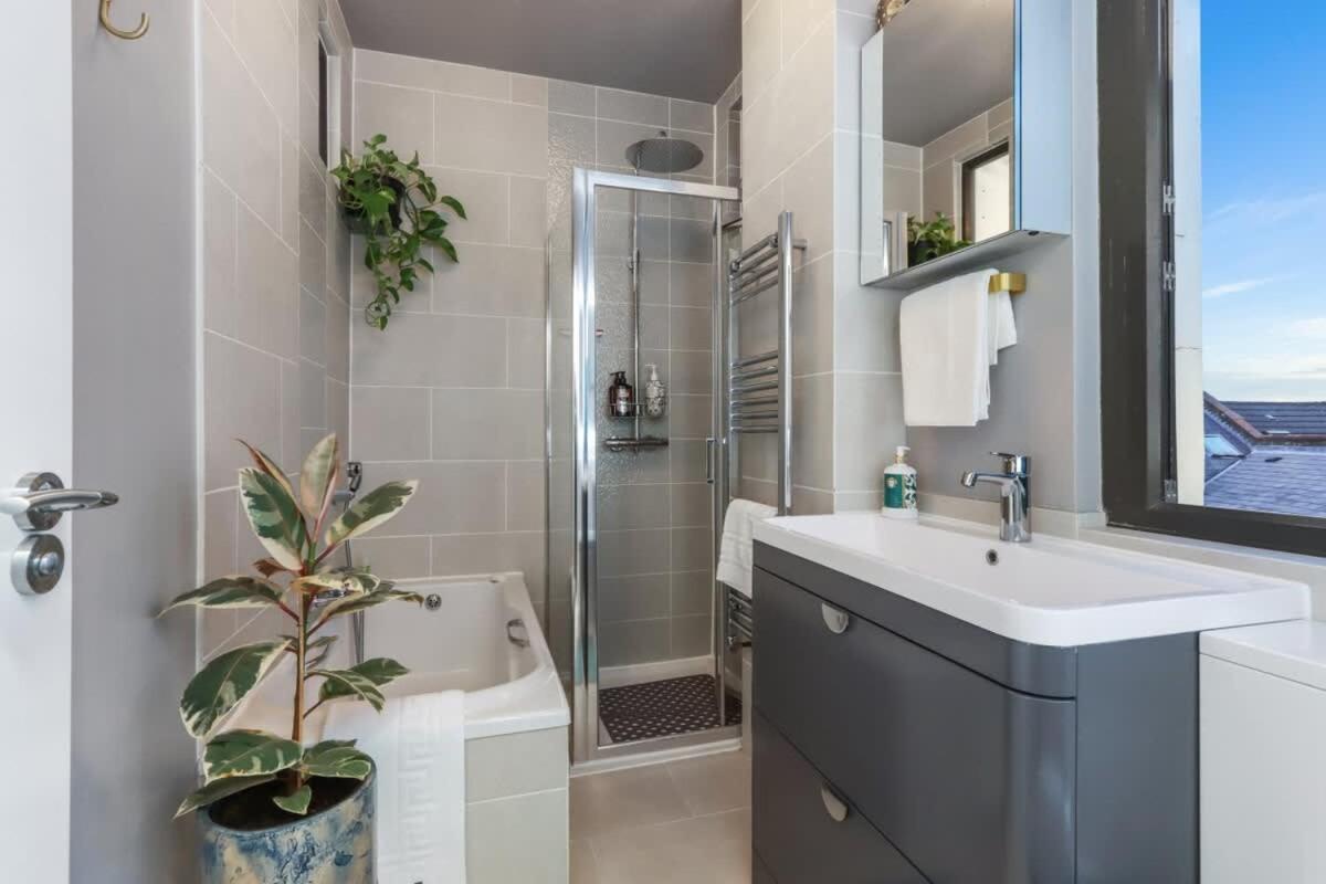 Modern Double Bedroom In 1 Vakantiehuis Londen