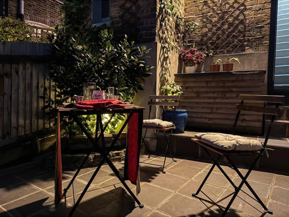 Modern Double Bedroom In 1 Londen